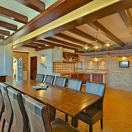 Beautiful Villa With Private Pool In Moscenicka Draga Vila