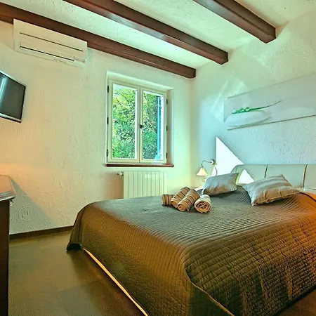 Beautiful Villa With Private Pool In Moscenicka Draga Vila