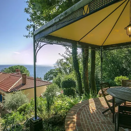 Beautiful Villa With Private Pool In Moscenicka Draga Vila