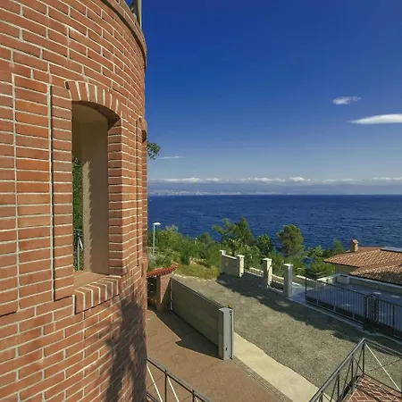 Beautiful Villa With Private Pool In Moscenicka Draga Vila